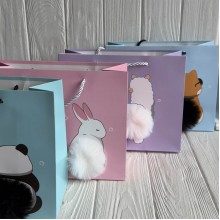 Подарунковий пакет із звірятком "XL" (J95003), 38x32x12 см, пастельний мікс, упаковка 12 шт. Подарунковий пакет із звірятком "XL" (J95003), 38x32x12 см, пастельний мікс, упаковка 12 шт.