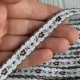 Жакардовая тесьма с волнистым краем, 1 см, светло-серая с шоколадным цветочком, рулон 20 м 