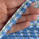 Жакардовая тесьма цветочек, 1,4 см, белая с голубым цветочком, рулон 20 м 