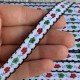 Жакардовая тесьма с волнистым краем, 1 см, белая с красно-зеленым цветочком, рулон 20 м 