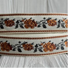 Жакард-вишиванка (ТВ-№38), 2,5 см, молочний з карамельними трояндами, рулон 45 м
