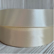 Атлас 2,5 см, молочный, рулон 33 м
