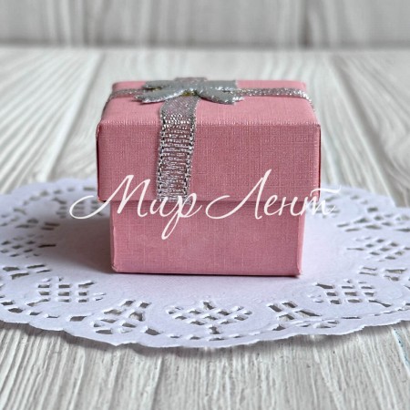 Коробочка для украшений квадратная, 4х4х3 см, розовая, с парчовой ленточкой, 1 шт.