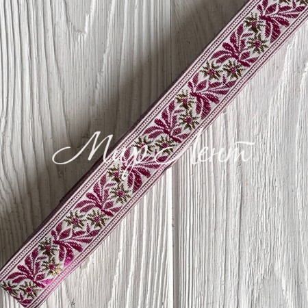 Тісьма вишиванка (барвінок), 2,5 см, карамельно-малиновий на білому, рулон 9 м
