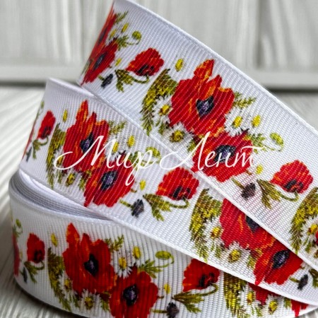 Репс 2,5 см, красные маки с ромашками, на белом фоне, рулон 23 м